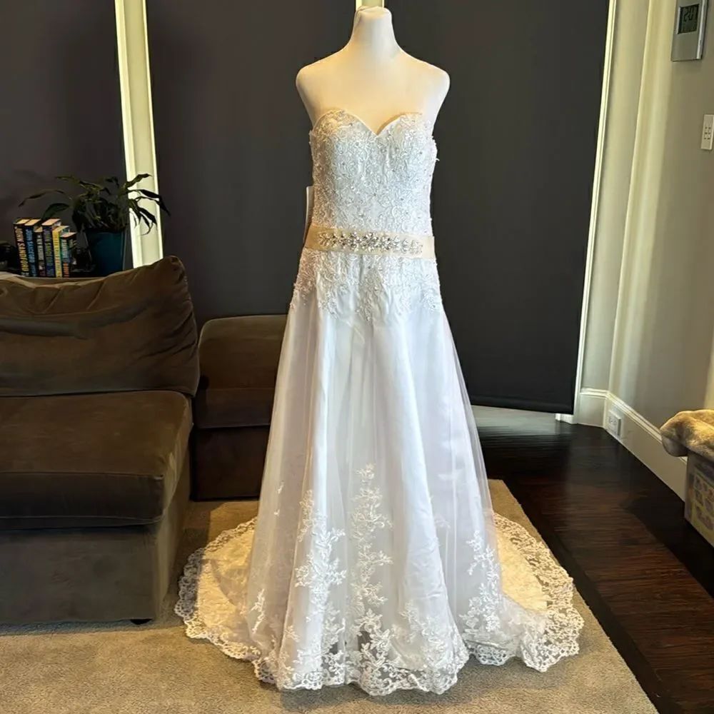Women’s White Sweetheart Neckline Wedding Dress Zip Back Train Size 6 NWT